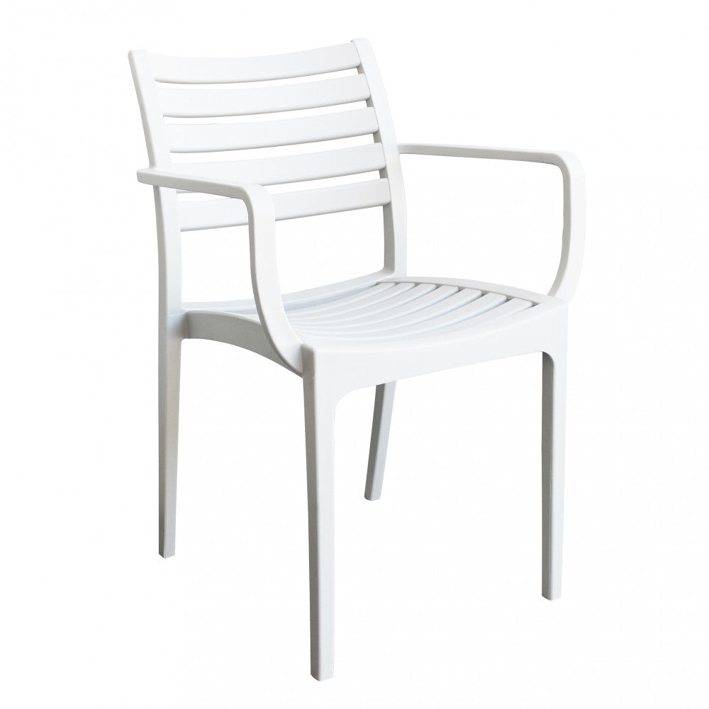 Poltrona Eveline bianca in un ambiente esterno luminoso