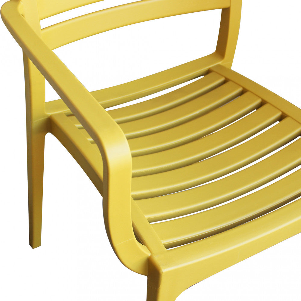 Poltrona Eveline color giallo in polipropilene con braccioli.