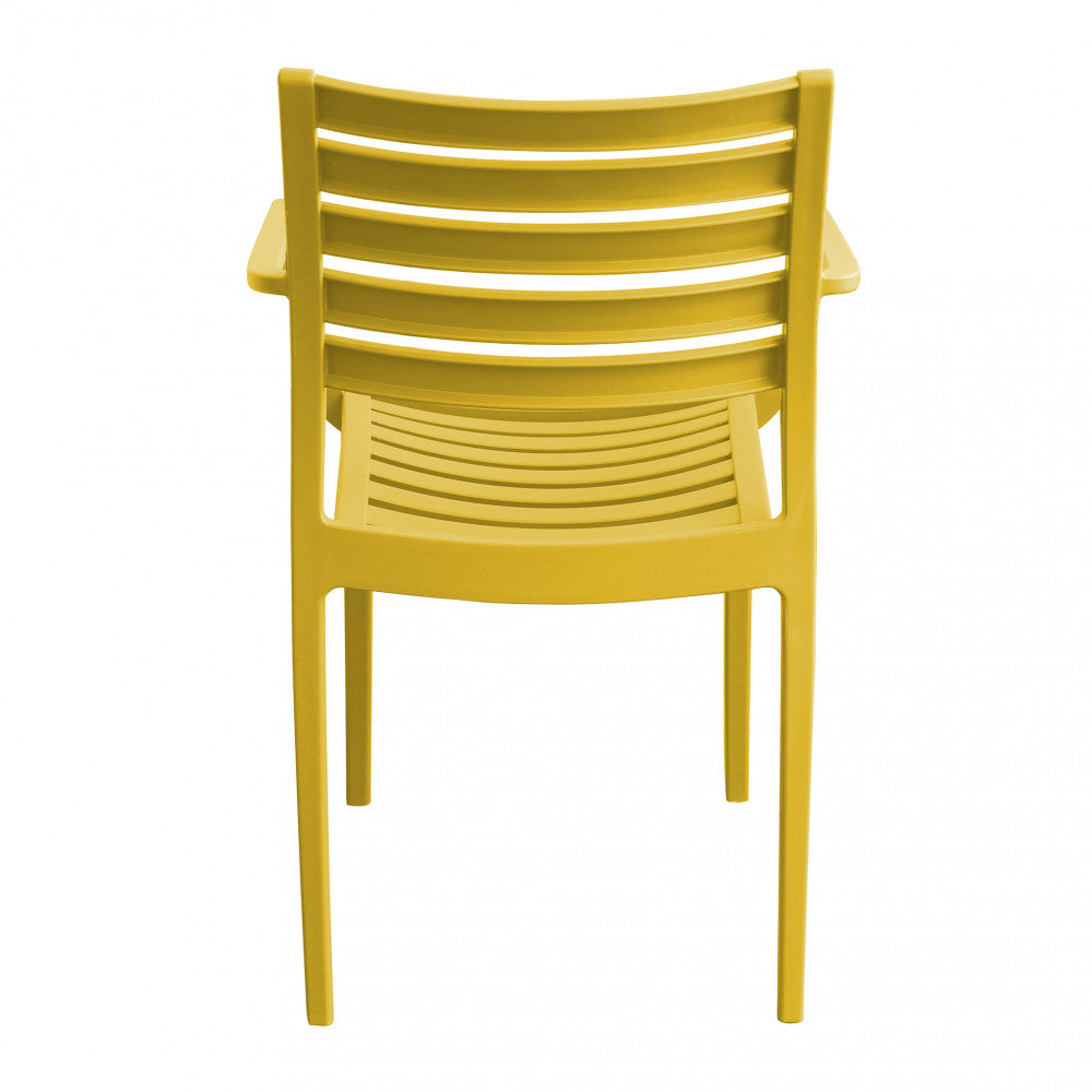 Poltrona Eveline color giallo in polipropilene con braccioli.