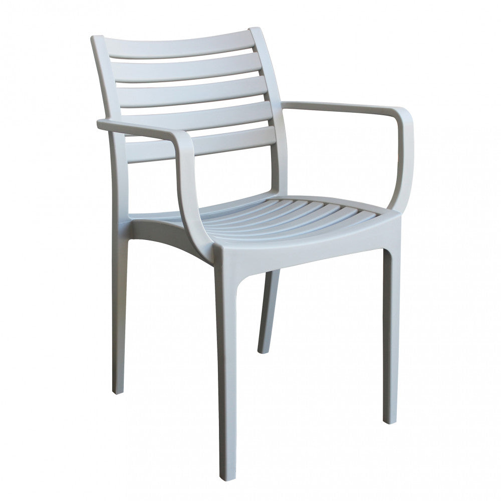 Poltrona Eveline grigia in un ambiente esterno elegante.