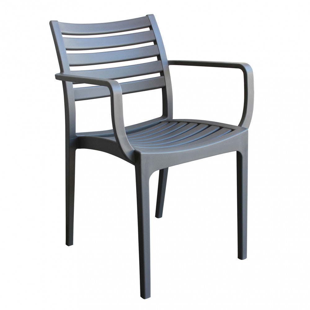 Poltrona Eveline taupe in un ambiente esterno elegante.