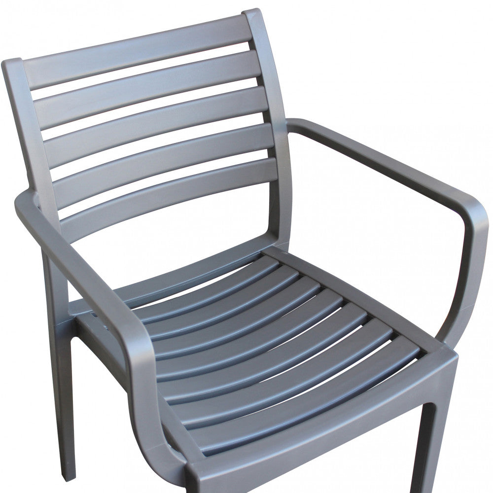 Poltrona Eveline color taupe in polipropilene con braccioli.