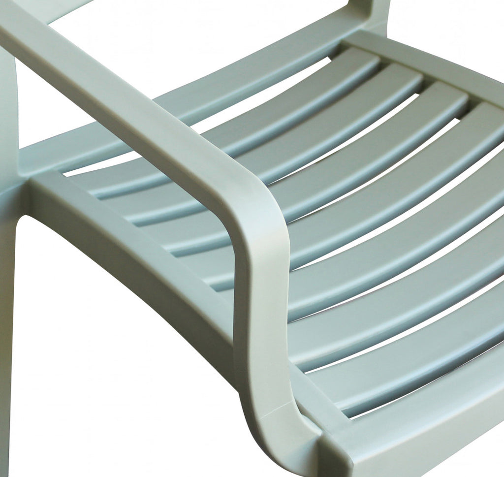 Poltrona Eveline verde chiaro in un ambiente esterno luminoso.