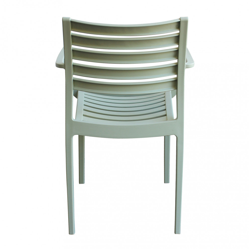 Poltrona Eveline verde chiaro in un ambiente esterno luminoso.