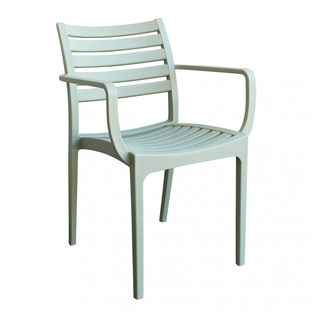 Poltrona Eveline verde chiaro in un ambiente esterno luminoso