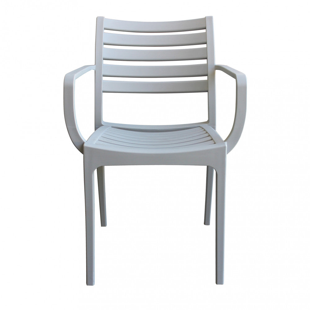 Poltrona Eveline color grigio in polipropilene con braccioli.