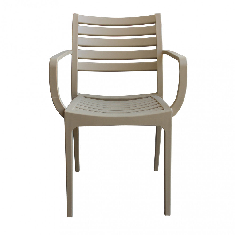 Vista frontale diretta che mostra i volumi bilanciati e il design ergonomico della poltrona tortora.