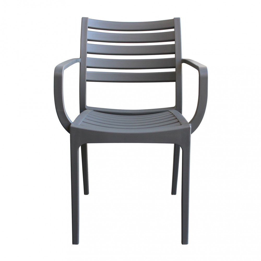 Poltrona Eveline color taupe in polipropilene con braccioli.