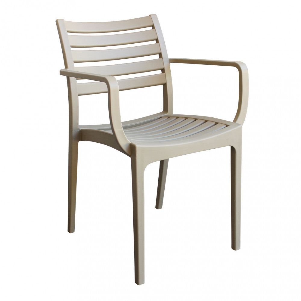 Poltrona Eveline tortora in un ambiente esterno elegante.