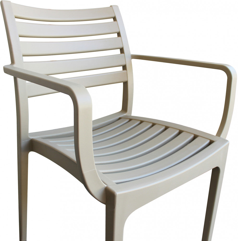 Poltrona Eveline tortora in un ambiente esterno elegante.