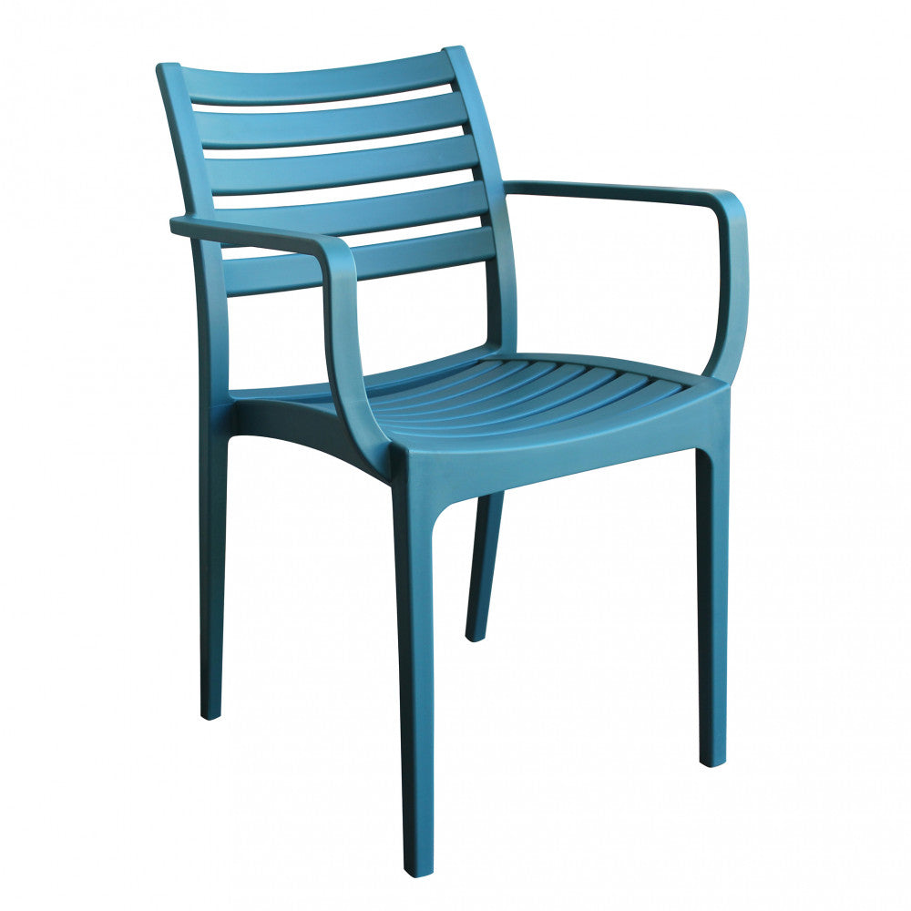 Poltrona Eveline verde petrolio in un ambiente esterno elegante.