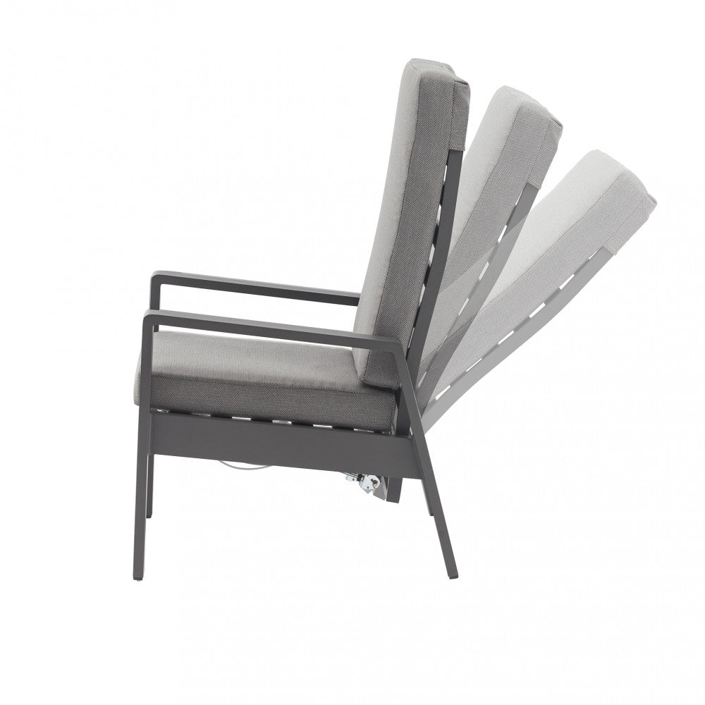 Poltrona Giacarta antracite in posizione reclinata su un patio moderno.