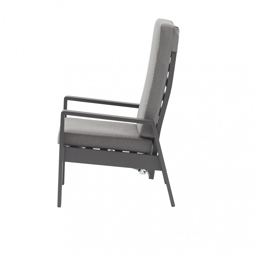 Poltrona Giacarta antracite in posizione reclinata su un patio moderno