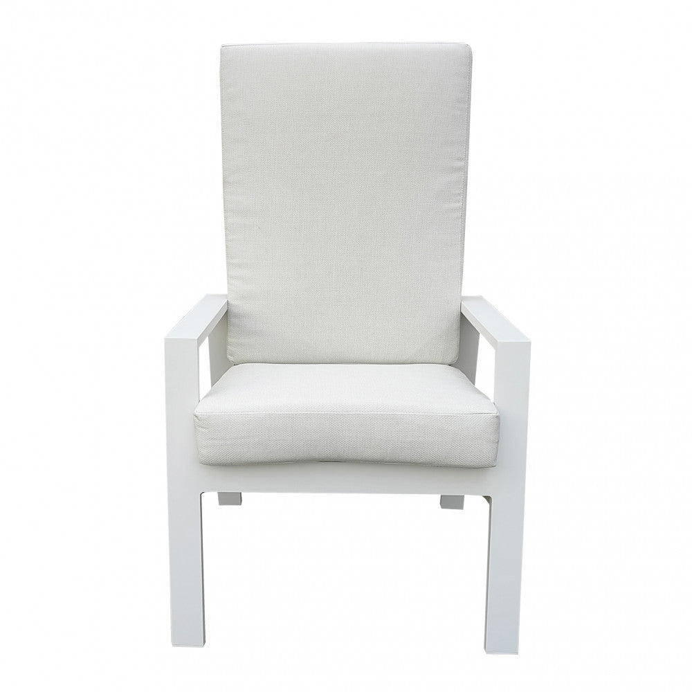 Poltrona Giacarta bianca in posizione reclinata su un patio.