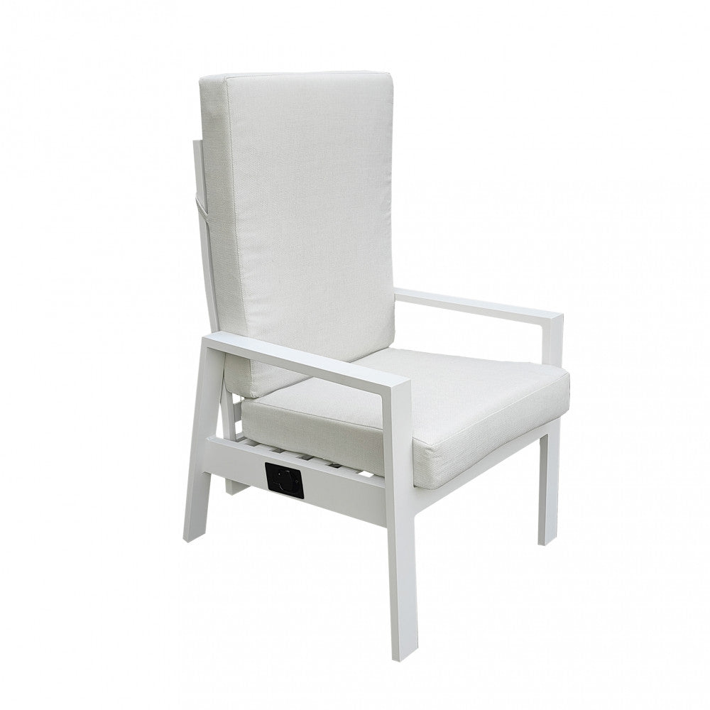 Poltrona Giacarta bianca in posizione reclinata su un patio.