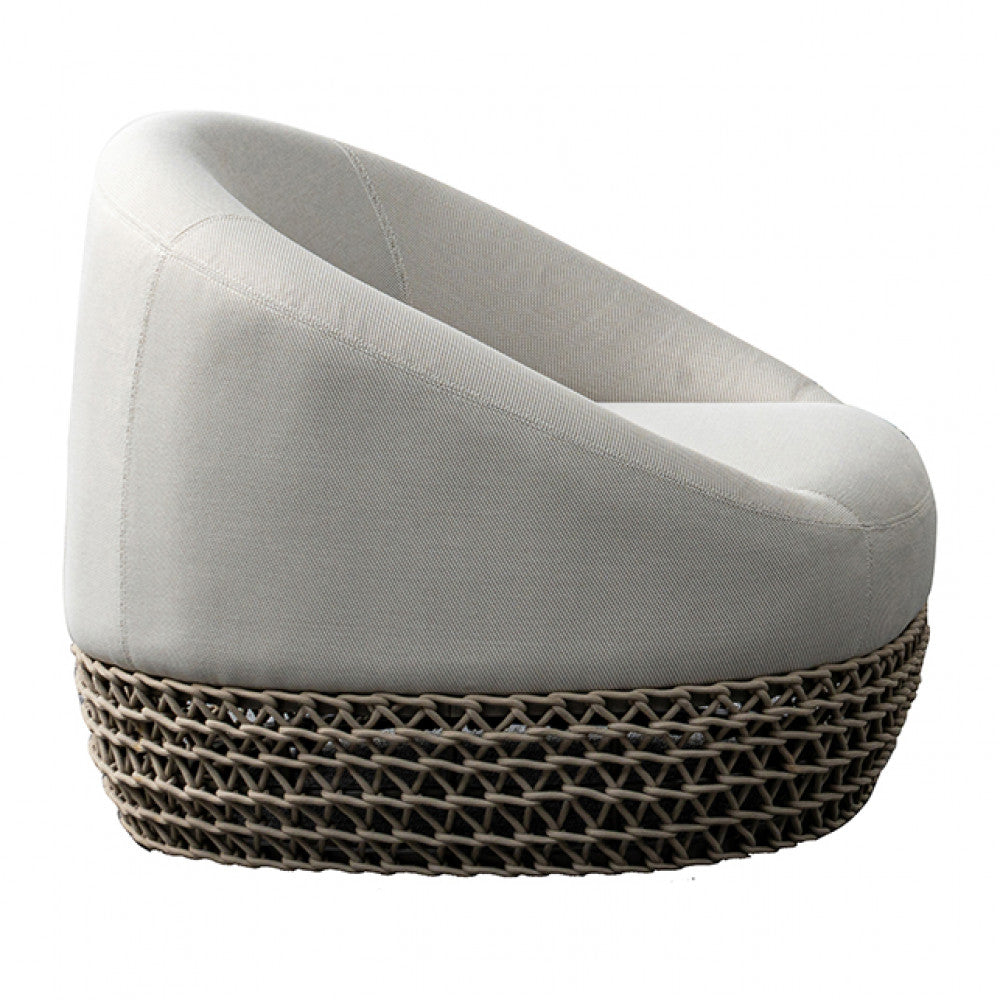 Poltrona Girevole Lafayette con struttura in alluminio e rivestimento in corde beige, completa di cuscini.