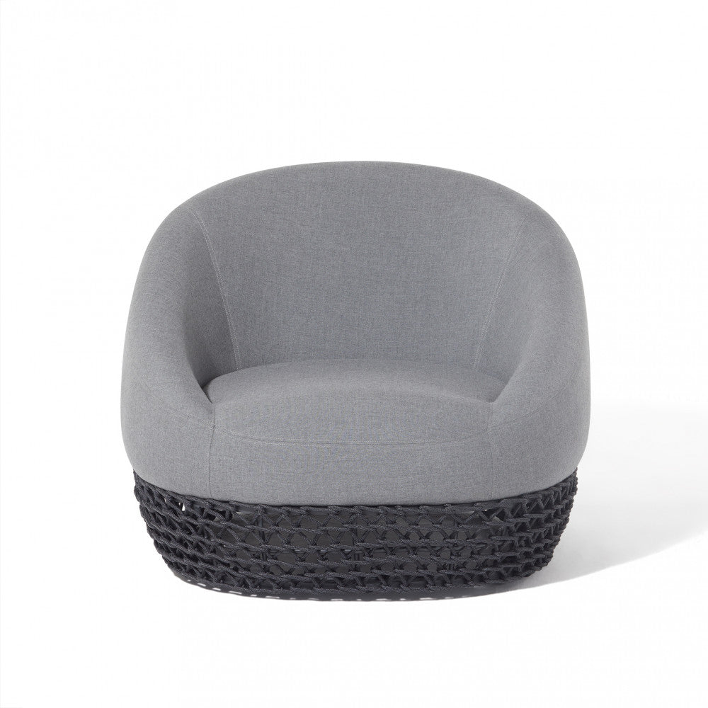 Poltrona Girevole Lafayette con struttura in alluminio e rivestimento in corde grigie, completa di cuscini.