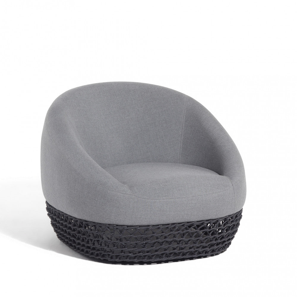 Poltrona Girevole Lafayette con struttura in alluminio e rivestimento in corde grigie, completa di cuscini.