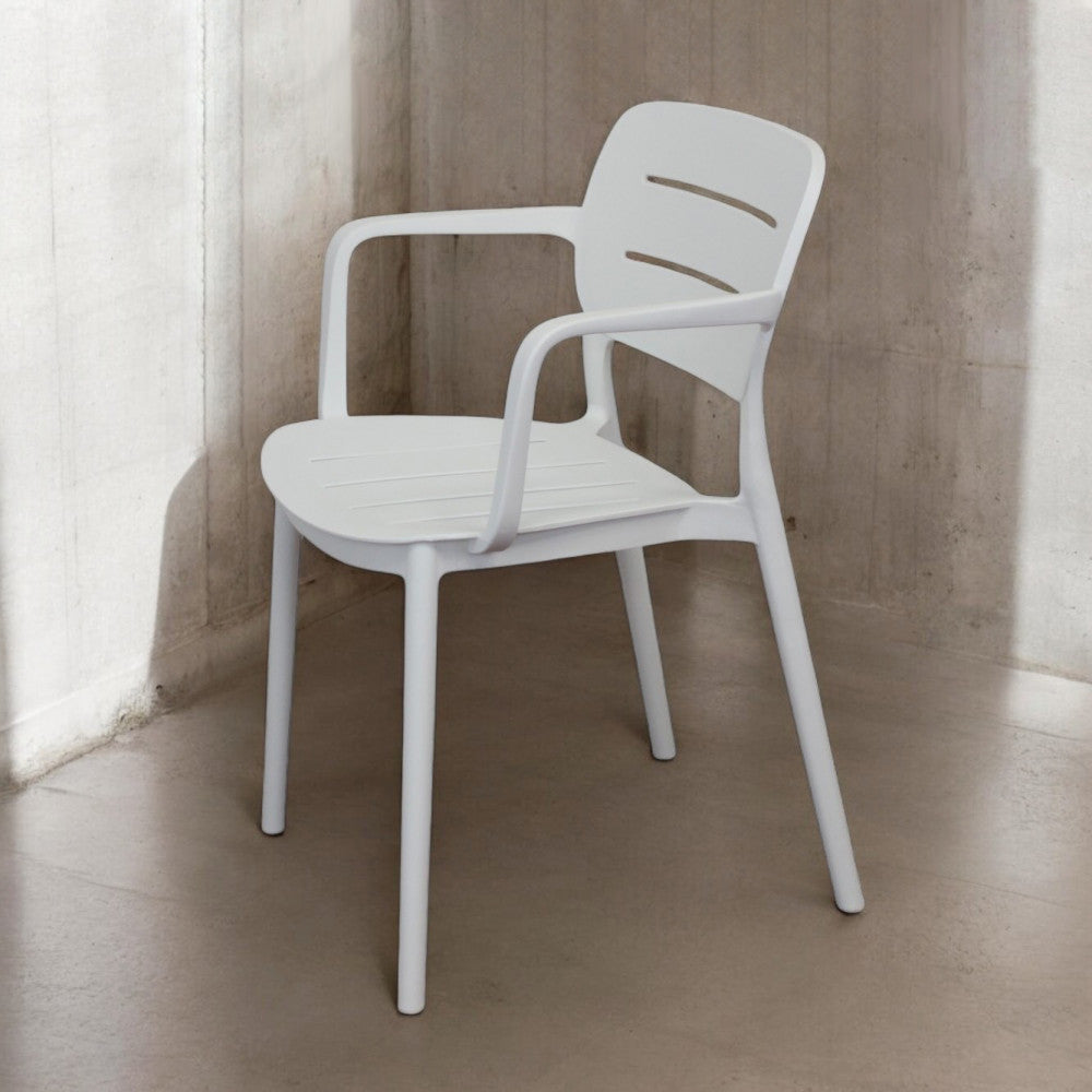Poltrona GISELLE bianca in un ambiente interno dal design minimalista in cemento.