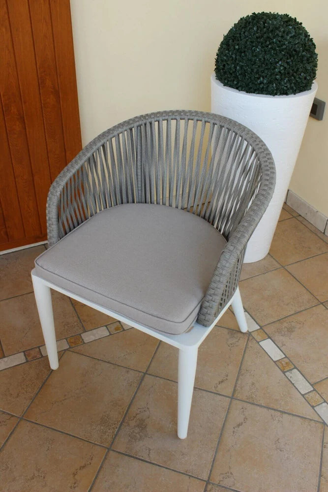 Poltrona Granada Grigia con intreccio in polyrattan e struttura in alluminio, cuscini sfumati, per salotto da esterno, vista panoramica in vranda