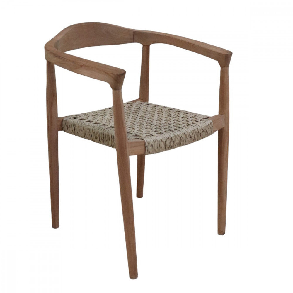 Vista frontale angolata della poltrona Harvard in teak che evidenzia lo schienale curvo e la seduta intrecciata su sfondo bianco.