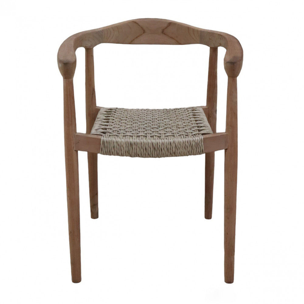 Vista frontale dritta della poltrona Harvard in teak che sottolinea il design simmetrico in stile Boho e i braccioli.