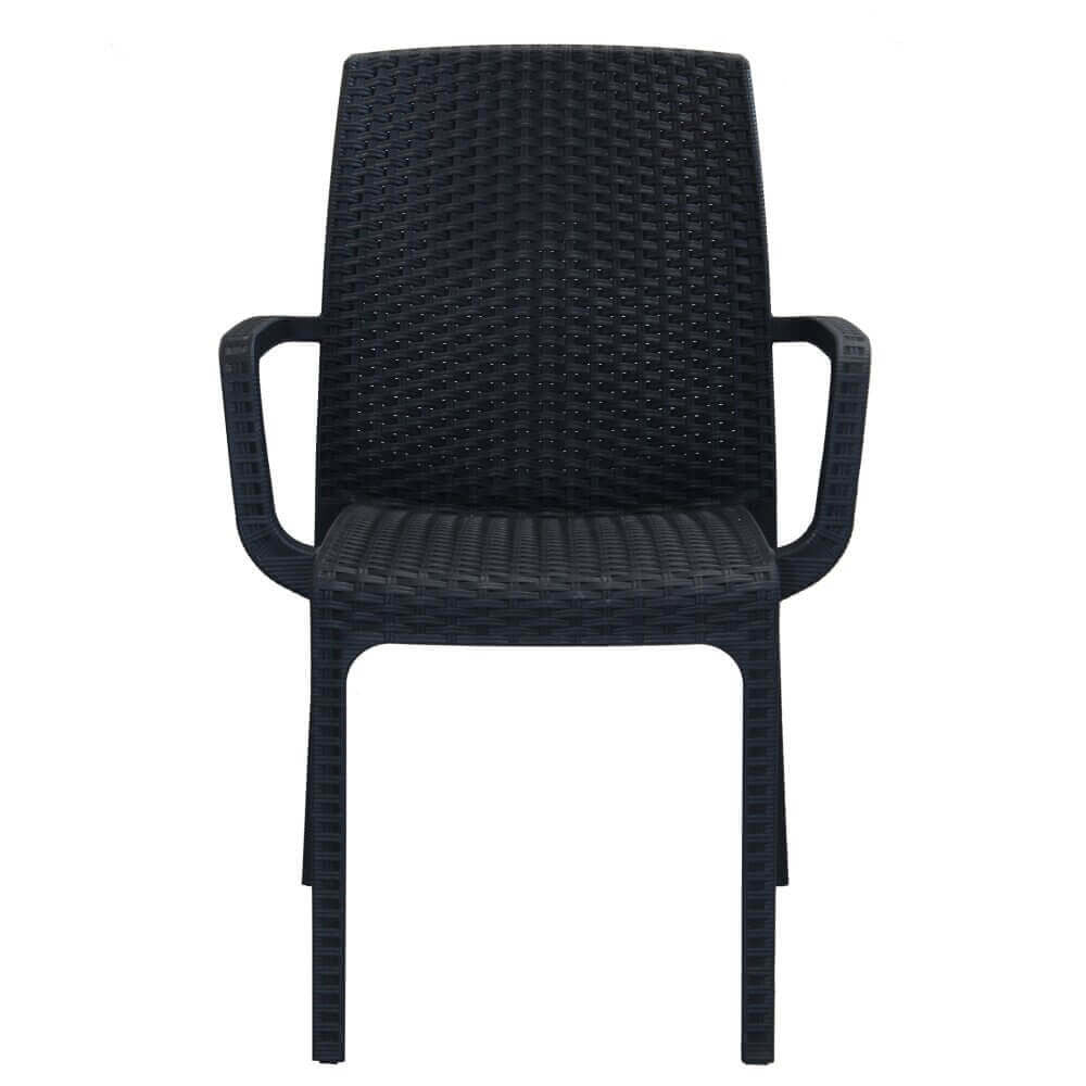 Vista frontale della poltrona Indiana, che sottolinea lo schienale ergonomico e la simmetria dei braccioli in wicker scuro.
