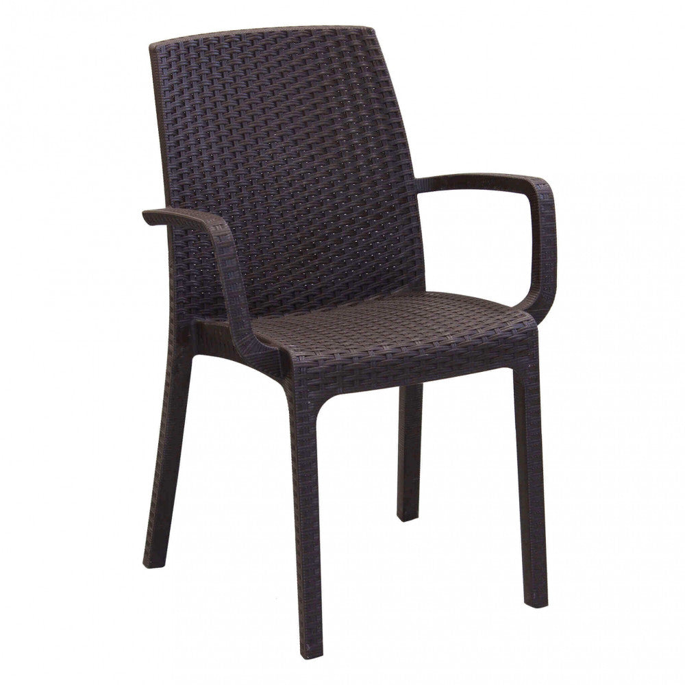 Vista frontale a tre quarti della poltrona Indiana in wicker marrone, che evidenzia la trama intrecciata e i braccioli curvi.