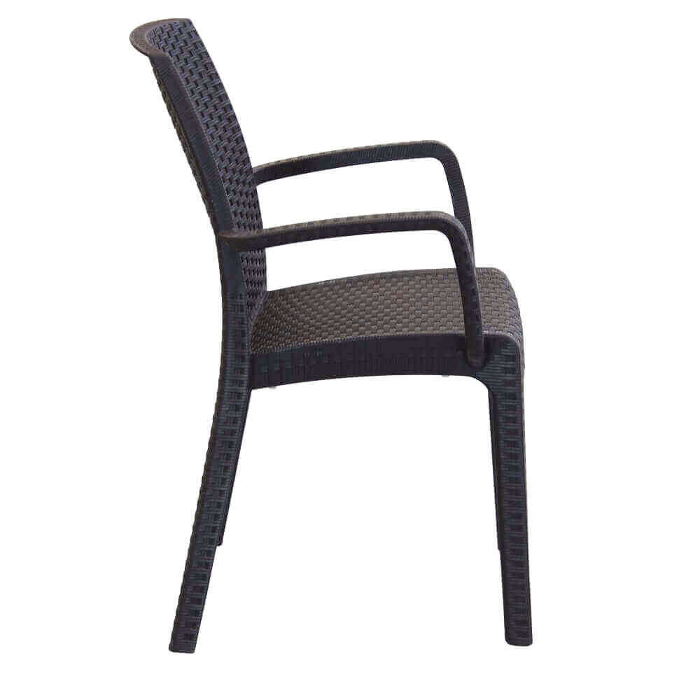 Profilo laterale della poltrona Indiana in wicker, mettendo in risalto l'inclinazione ergonomica dello schienale e la struttura dei braccioli.