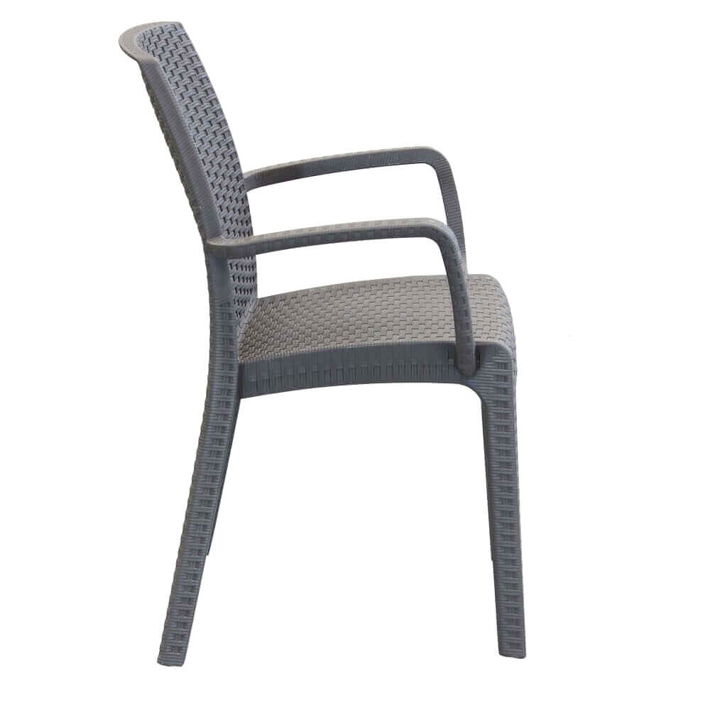 Profilo laterale sinistro della poltrona Indiana in wicker taupe su sfondo neutro.