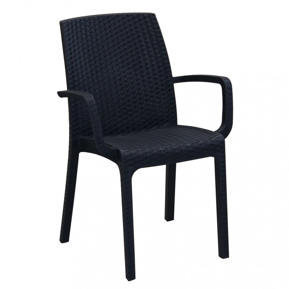 Poltrona Indiana in poly rattan antracite con braccioli, impilabile per esterni.