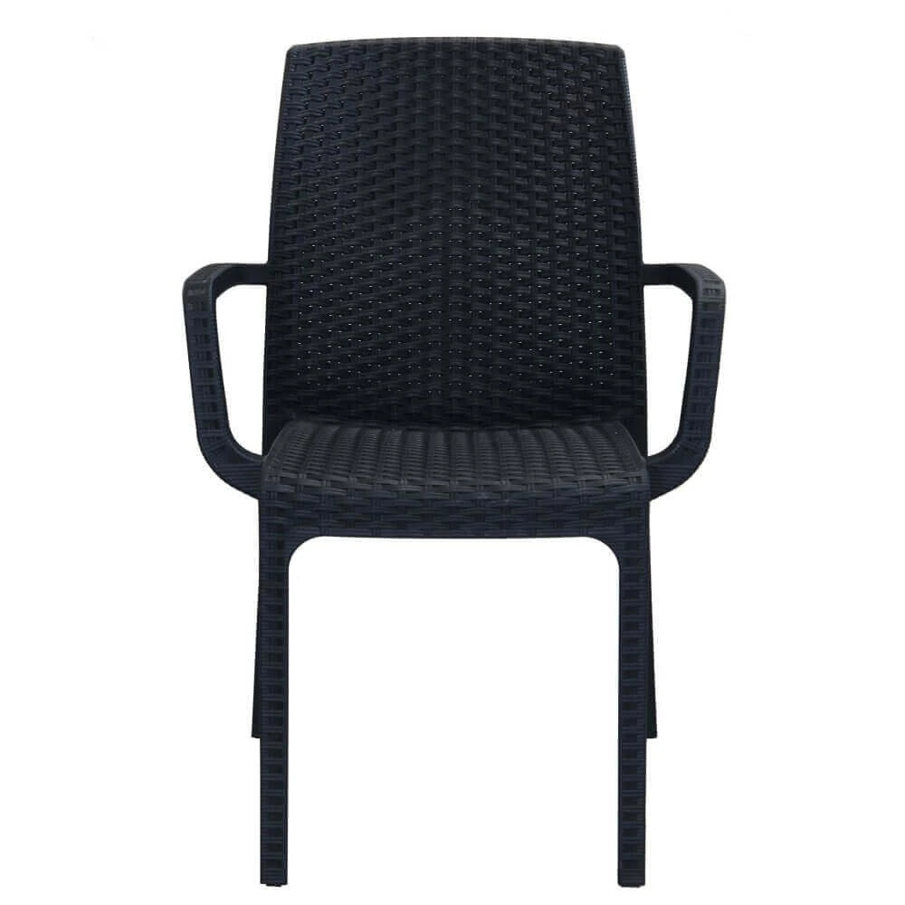 Poltrona Indiana in poly rattan antracite con braccioli, impilabile per esterni, vista frorntale