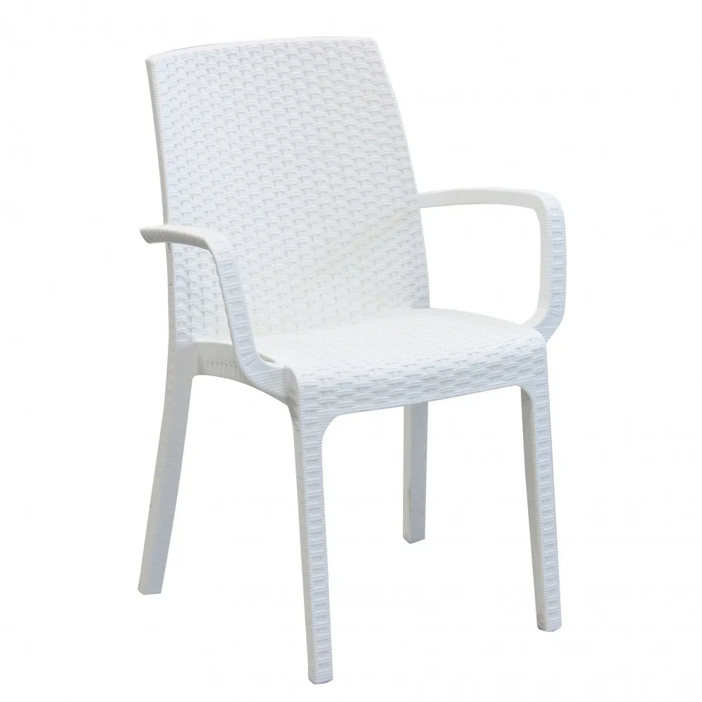 Poltrona Indiana in poly rattan bianco con braccioli, impilabile per esterni di design.