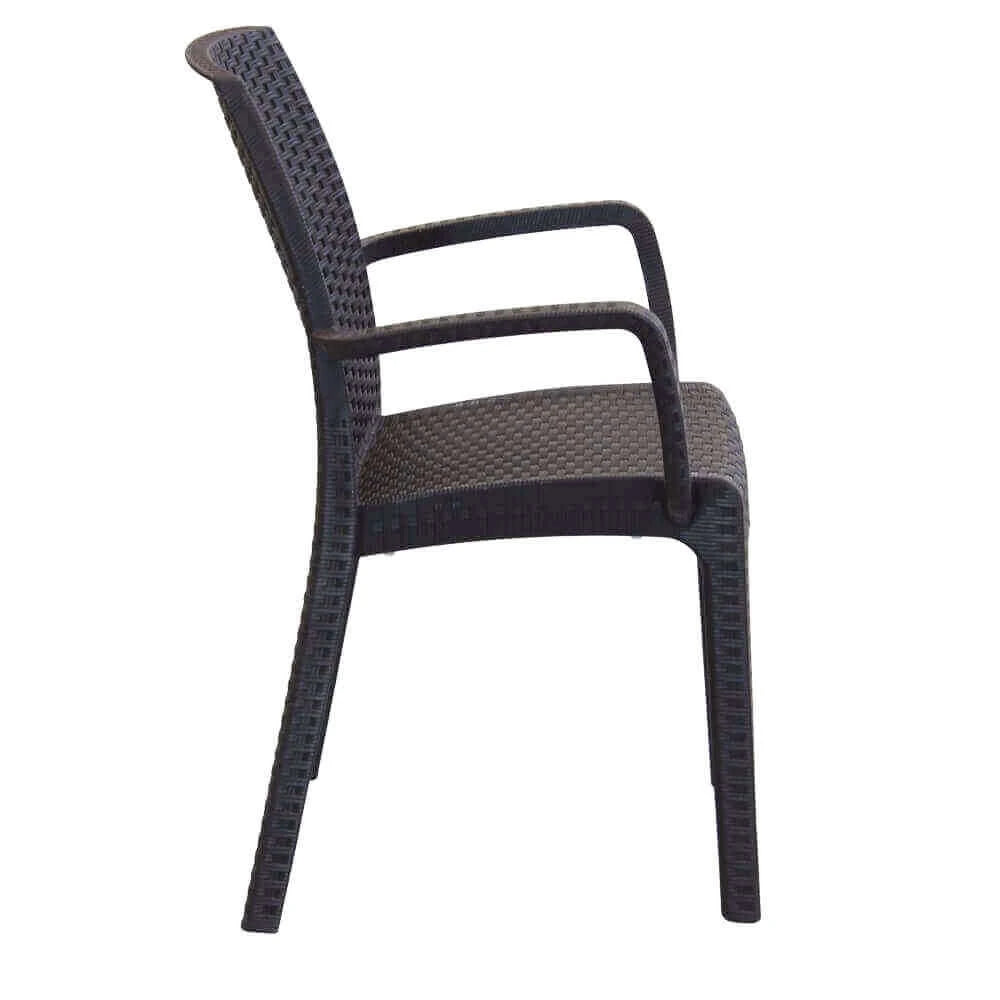 Poltrona Indiana in poly rattan marrone scuro con braccioli, impilabile per esterni, vista laterale