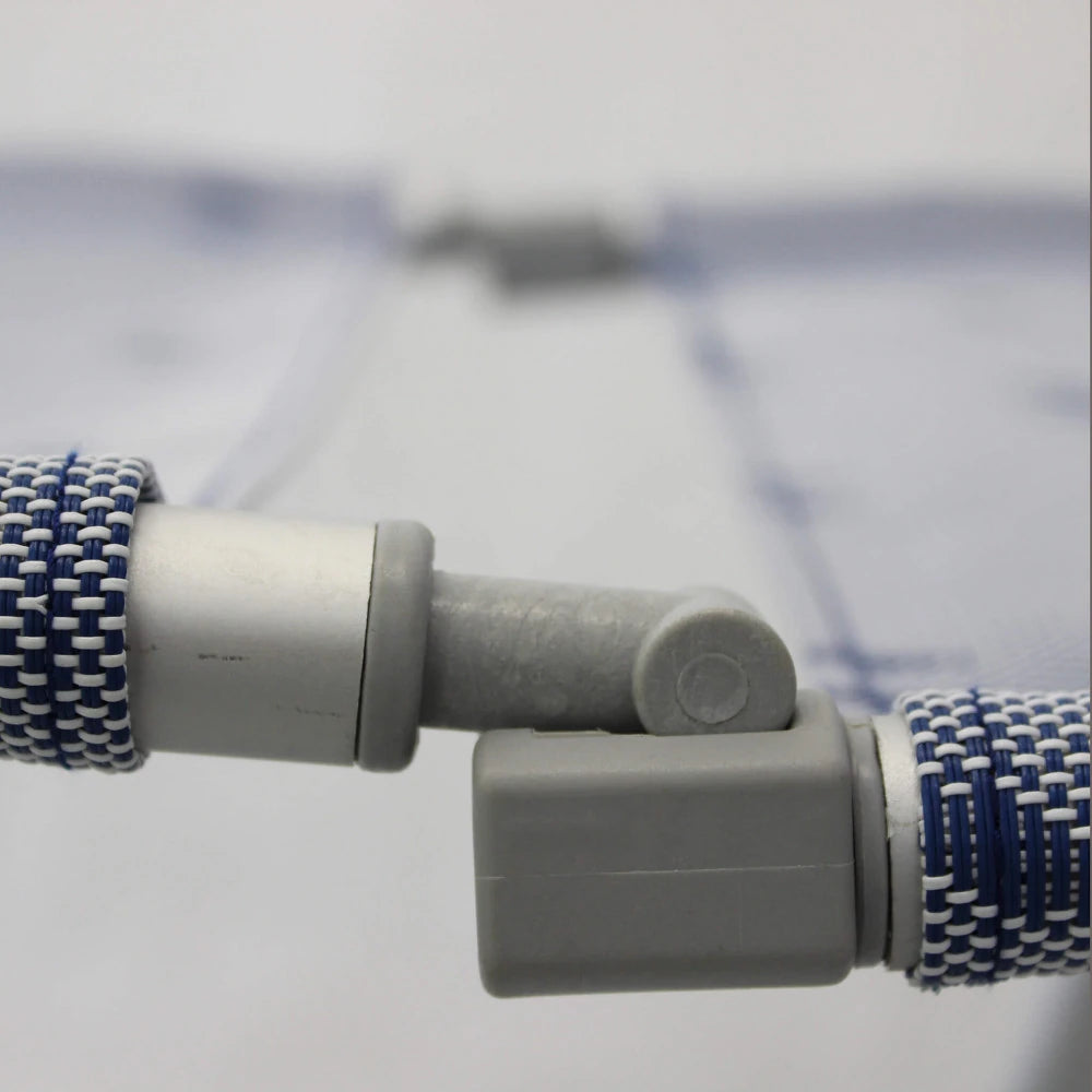 Poltrona Ischia in alluminio e textilene, seduta lounge moderna e traspirante per giardino e piscina, dettaglio gancio poggiapiedi