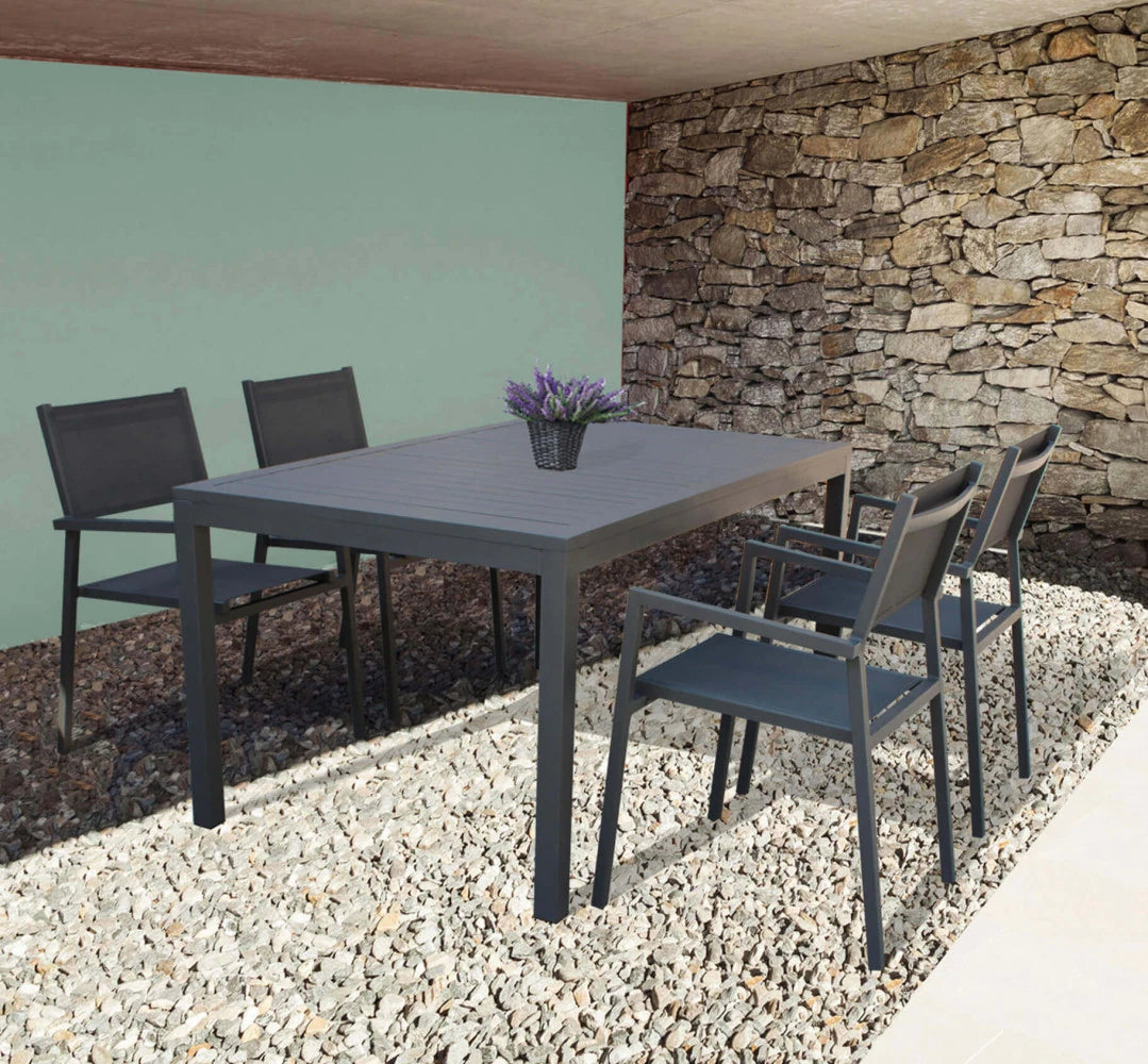 Poltrona Jamaica antracite impilabile con braccioli, in alluminio e textilene per giardino, ambientazione esterna