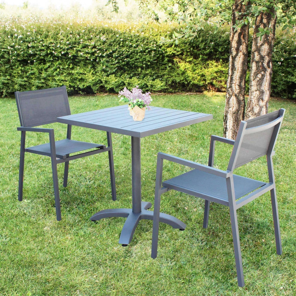 Poltrona Jamaica antracite impilabile con braccioli, in alluminio e textilene per giardino, abbinata con tavolo quadrato