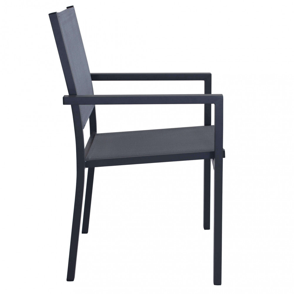 Profilo laterale della poltrona outdoor, illustrando l'inclinazione ergonomica dello schienale e la robustezza delle gambe in alluminio.