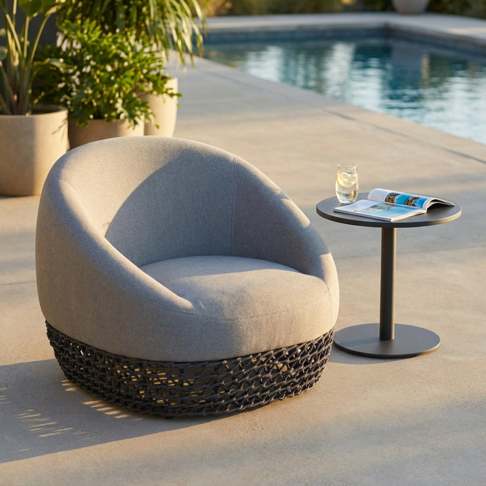 Poltrona moderna Lafayette a bordo piscina, illuminata dalla luce naturale con tavolino abbinato.