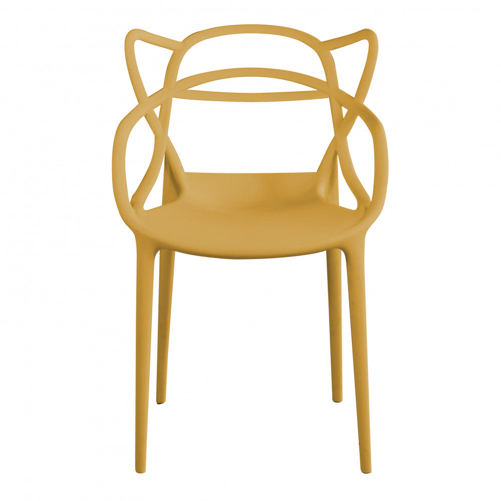 Poltrona Lily in plastica color giallo senape con braccioli e quattro gambe sottili, vista frontale.