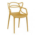 Poltrona Lily in plastica color giallo senape con braccioli e quattro gambe sottili, vista laterale