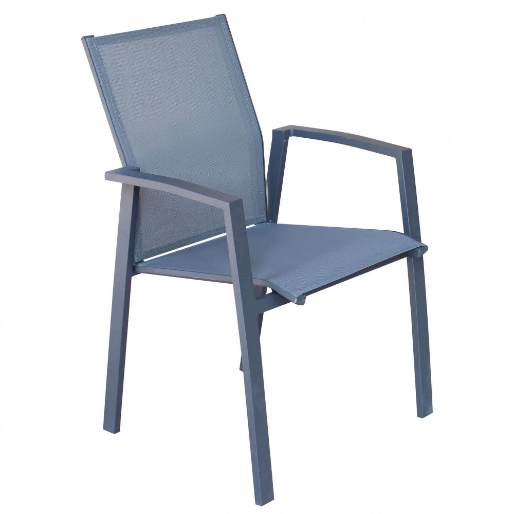 Poltrona Maili impilabile antracite, con braccioli in alluminio e textilene per esterni.