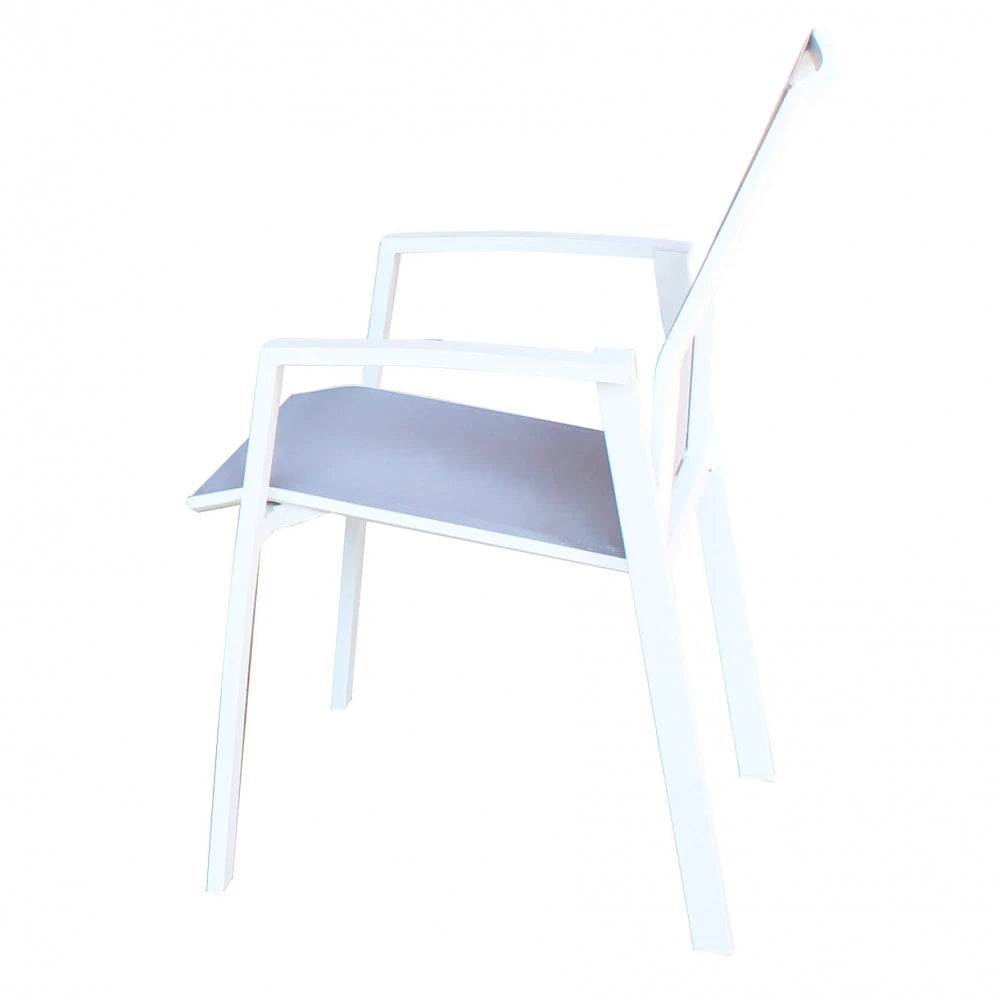 Poltrona Maili impilabile bianca, con braccioli in alluminio e textilene per esterni, vista laterale