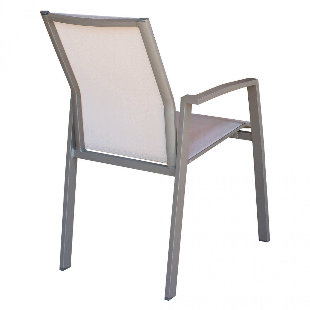 Dettaglio del retro della poltrona Maili in alluminio taupe, focalizzato sulle finiture premium e sulle giunture del telaio metallico.