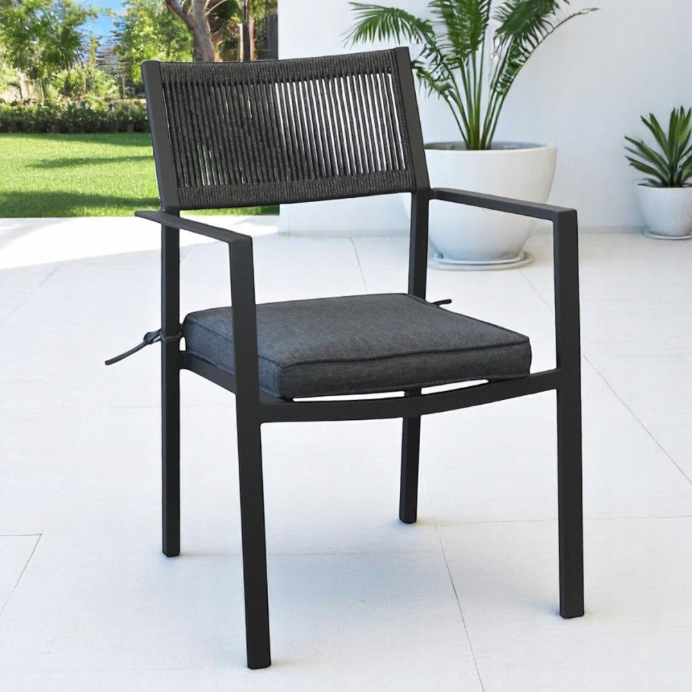 Poltrona Maracay antracite posizionata su una terrazza luminosa con pavimentazione chiara.