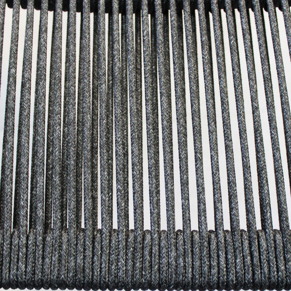 Texture dell'intreccio verticale in corda di poliestere della poltrona Maracay.