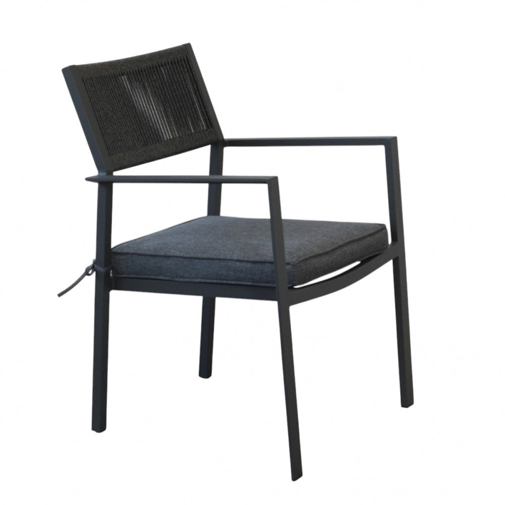 Vista laterale angolata della poltrona Maracay che evidenzia il design ergonomico.