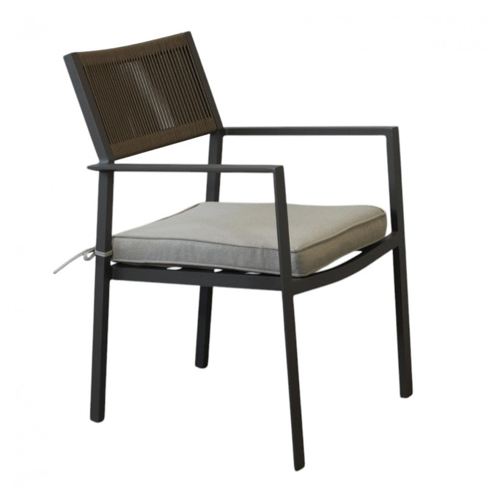 Vista di tre quarti della poltrona Maracay taupe beige, evidenziando la silhouette moderna.