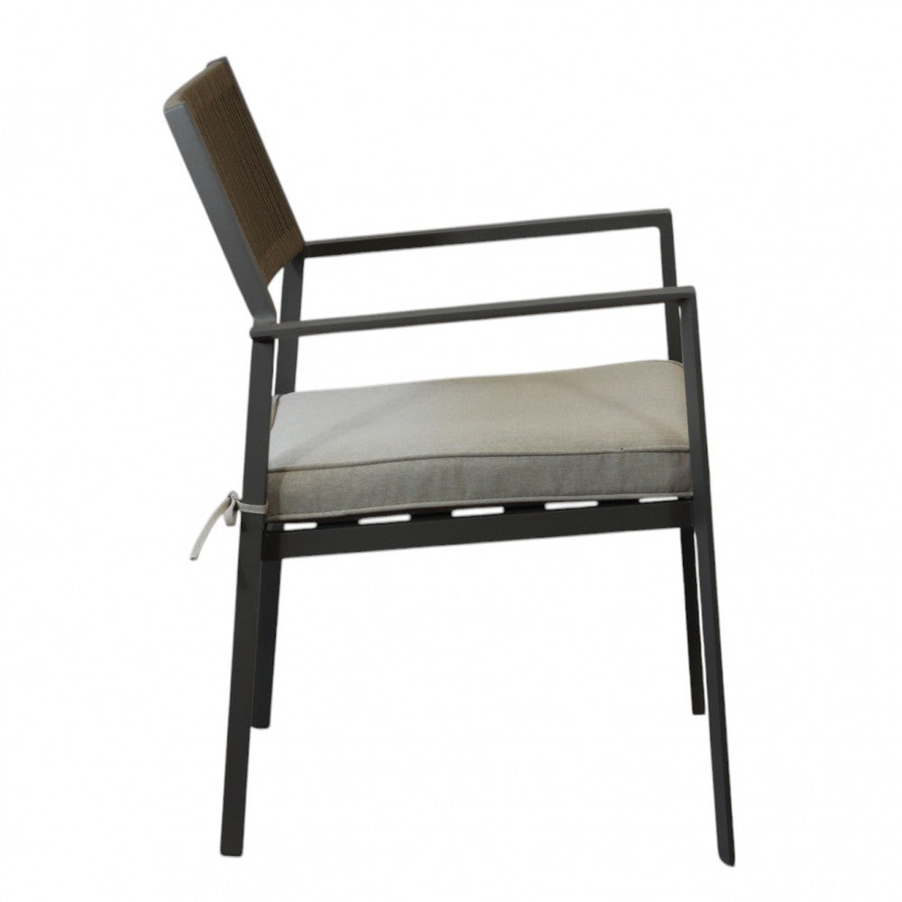Profilo laterale della poltrona, che mostra l'inclinazione ergonomica dello schienale.
