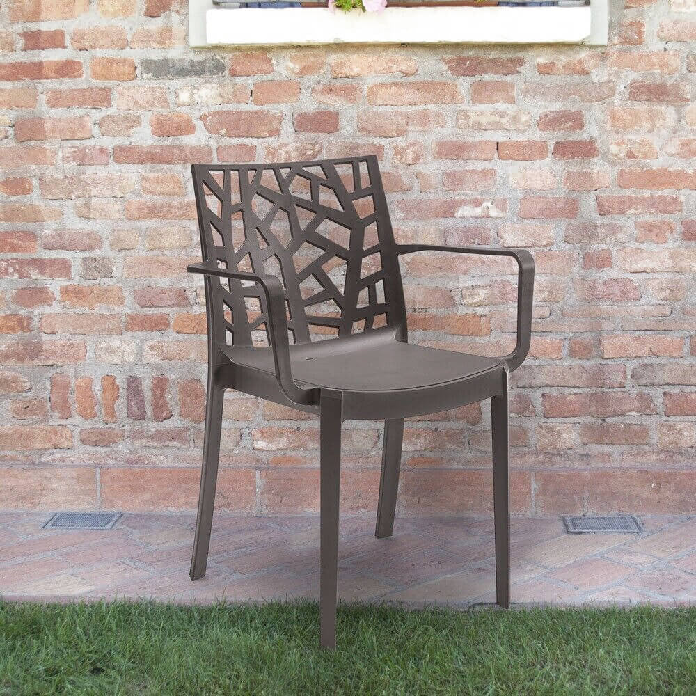 Poltrona Matrix impilabile color taupe, in polipropilene con tappi antiscivolo.